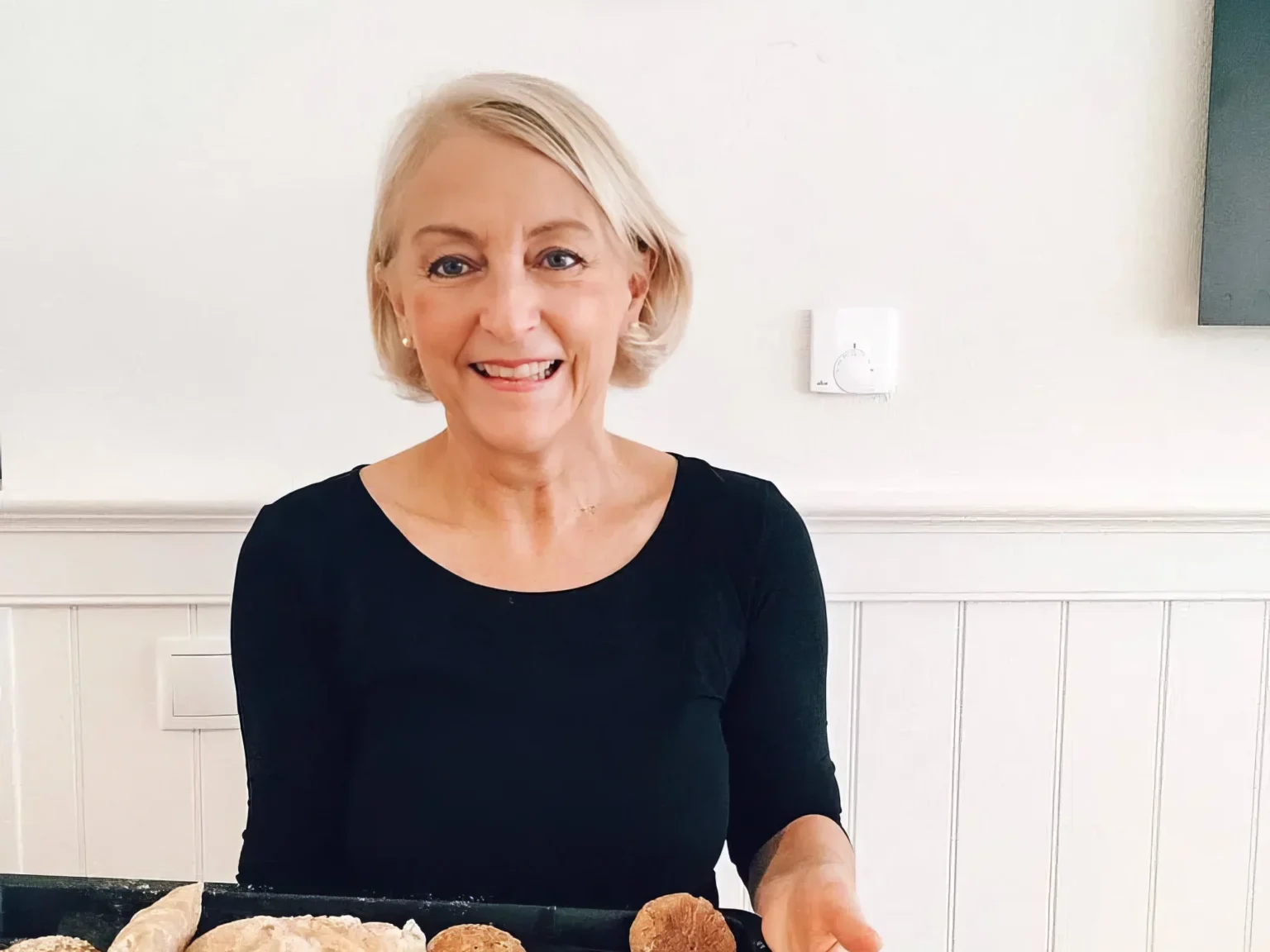 Ute Kinn mit frisch gebackenen glutenfreien Brötchen