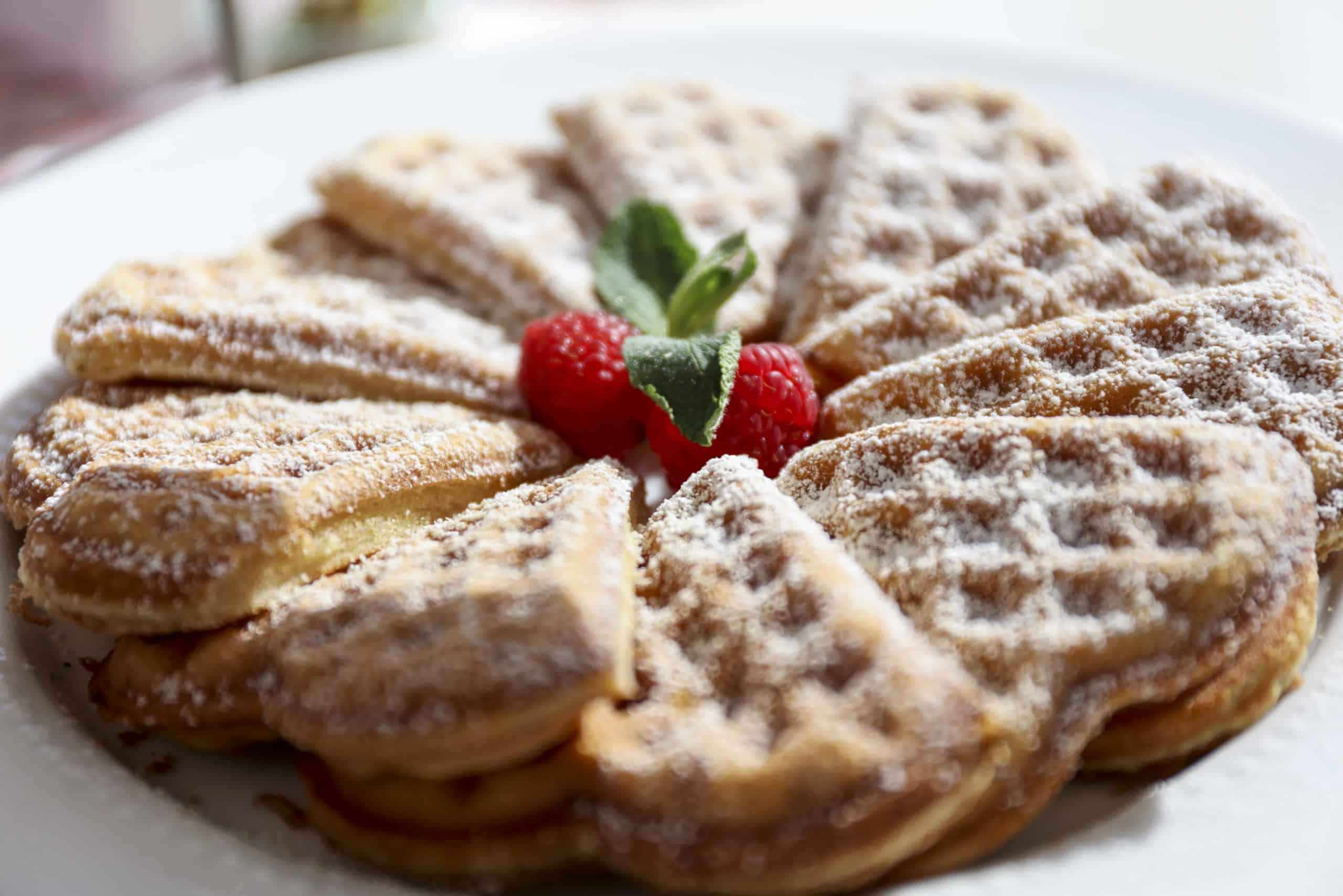 Glutenfreie belgische Waffeln mit Puderzucker