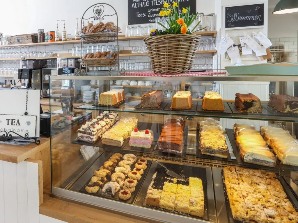 Frische glutenfreie Backwaren in der Auslage
